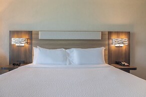 Holiday Inn Express and Suites Kansas City Airport by IHG