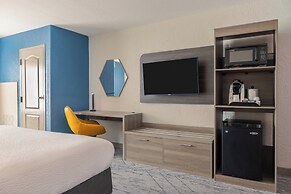 Holiday Inn Express and Suites Kansas City Airport by IHG
