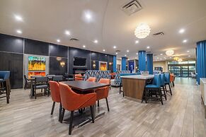 Holiday Inn Express and Suites Kansas City Airport by IHG