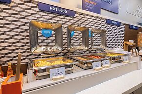 Holiday Inn Express and Suites Kansas City Airport by IHG