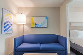 Holiday Inn Express and Suites Kansas City Airport by IHG