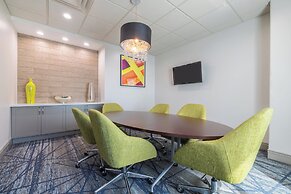 Holiday Inn Express and Suites Kansas City Airport by IHG