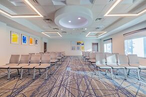 Holiday Inn Express and Suites Kansas City Airport by IHG