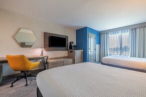 Holiday Inn Express and Suites Kansas City Airport by IHG