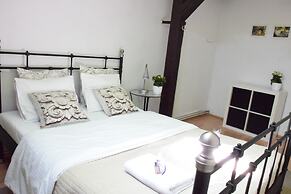 Blooms Inn & Apartments