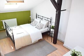 Blooms Inn & Apartments