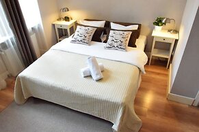 Blooms Inn & Apartments