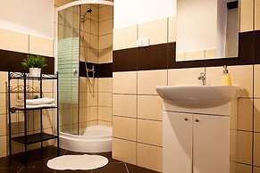 Blooms Inn & Apartments