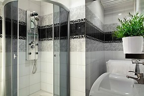 Blooms Inn & Apartments