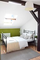 Blooms Inn & Apartments