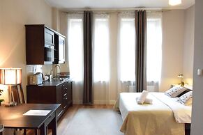 Blooms Inn & Apartments