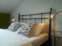 Blooms Inn & Apartments