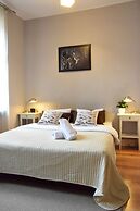 Blooms Inn & Apartments