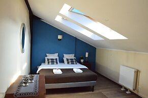 Blooms Inn & Apartments