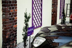 Blooms Inn & Apartments