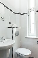 Blooms Inn & Apartments