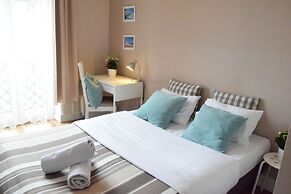 Blooms Inn & Apartments