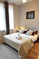 Blooms Inn & Apartments