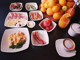 Blooms Inn & Apartments