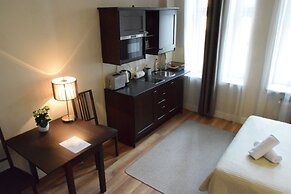 Blooms Inn & Apartments