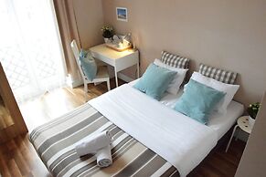 Blooms Inn & Apartments