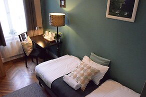 Blooms Inn & Apartments