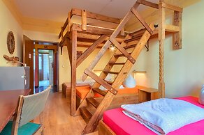 Lollis Homestay - Hostel