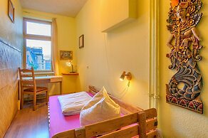 Lollis Homestay - Hostel