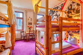 Lollis Homestay - Hostel