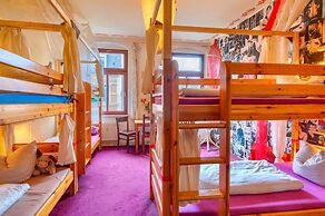 Lollis Homestay - Hostel