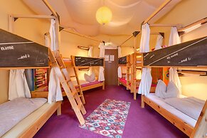 Lollis Homestay - Hostel