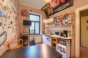 Lollis Homestay - Hostel