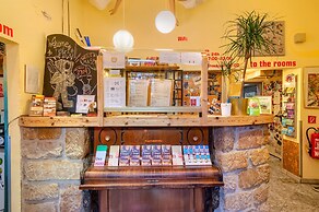 Lollis Homestay - Hostel