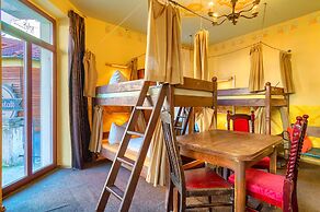 Lollis Homestay - Hostel