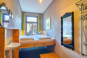 Lollis Homestay - Hostel