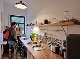 Lollis Homestay - Hostel