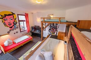 Lollis Homestay - Hostel