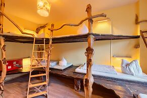 Lollis Homestay - Hostel