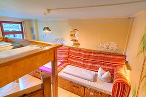 Lollis Homestay - Hostel