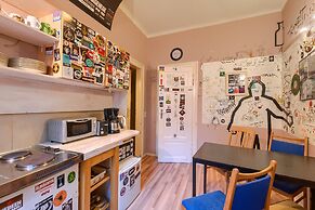 Lollis Homestay - Hostel