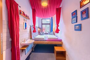 Lollis Homestay - Hostel