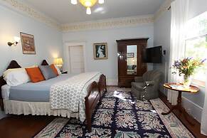 Kelley & Young Wine Garden Inn