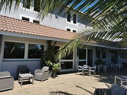 Brit Hotel Confort Pau Lons