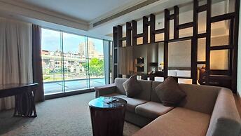 S Aura Hotel