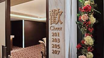 S Aura Hotel