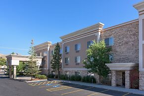 Wood River Inn & Suites