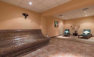 Grand Royale Apartment Complex & Spa