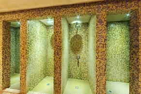 Grand Royale Apartment Complex & Spa