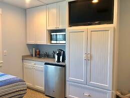 Driftwood Inn and Seaside Lodges