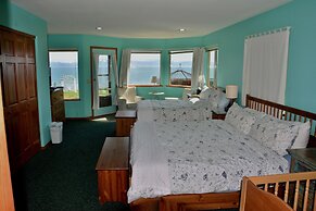Driftwood Inn and Seaside Lodges